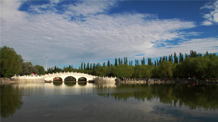 乌拉特前旗，三山两川一面海，千里平原两道滩