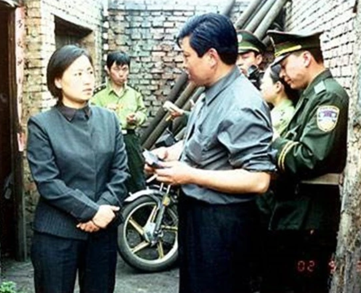 任长霞死亡真相(2004年任长霞因公殉职，近20万人眼含热泪送行，解密其死亡真相)