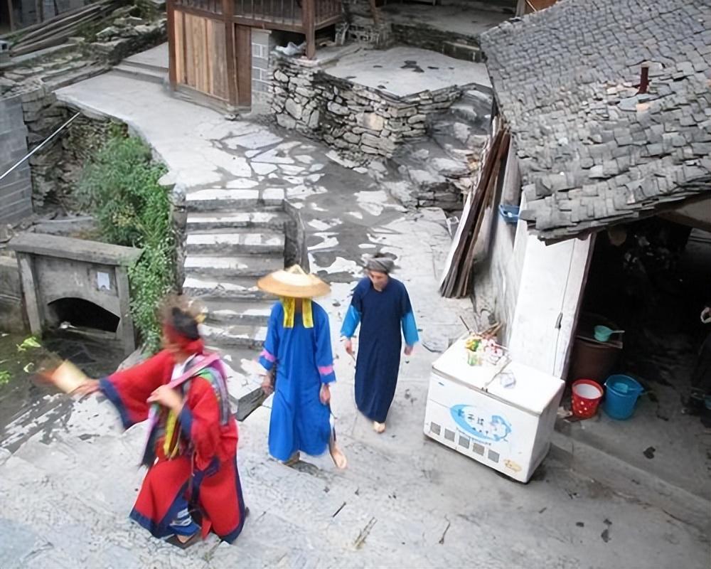 湘西赶尸之谜(传闻中的湘西三大邪术，揭秘湘西赶尸之谜)