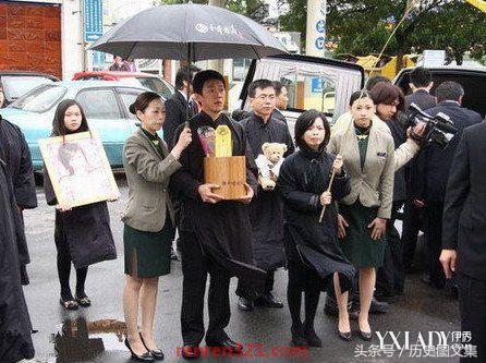 阿桑葬礼(歌手阿桑葬礼现场，男友数度落泪，28岁出道34岁如叶子般飘落)