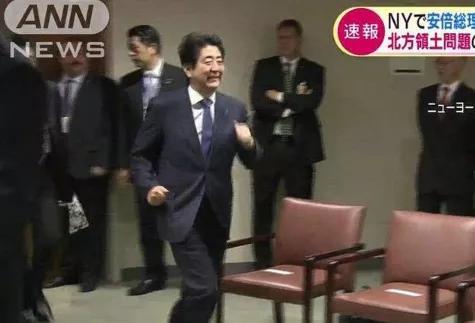 安倍点头哈腰(那个点头哈腰，滑稽搞笑的安倍可不简单)