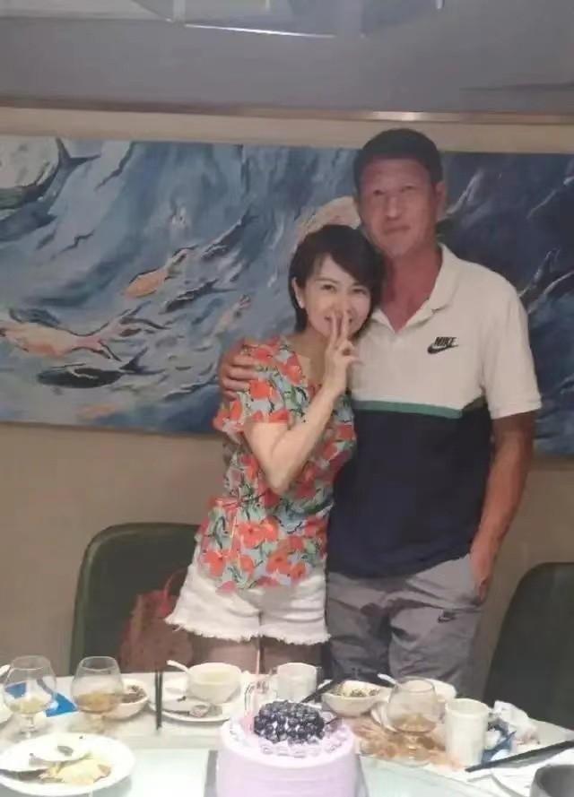 甘萍老公(甘萍：曾陷“逼婚门”，被逼退出歌坛，嫁二婚前国足老公终获幸福)