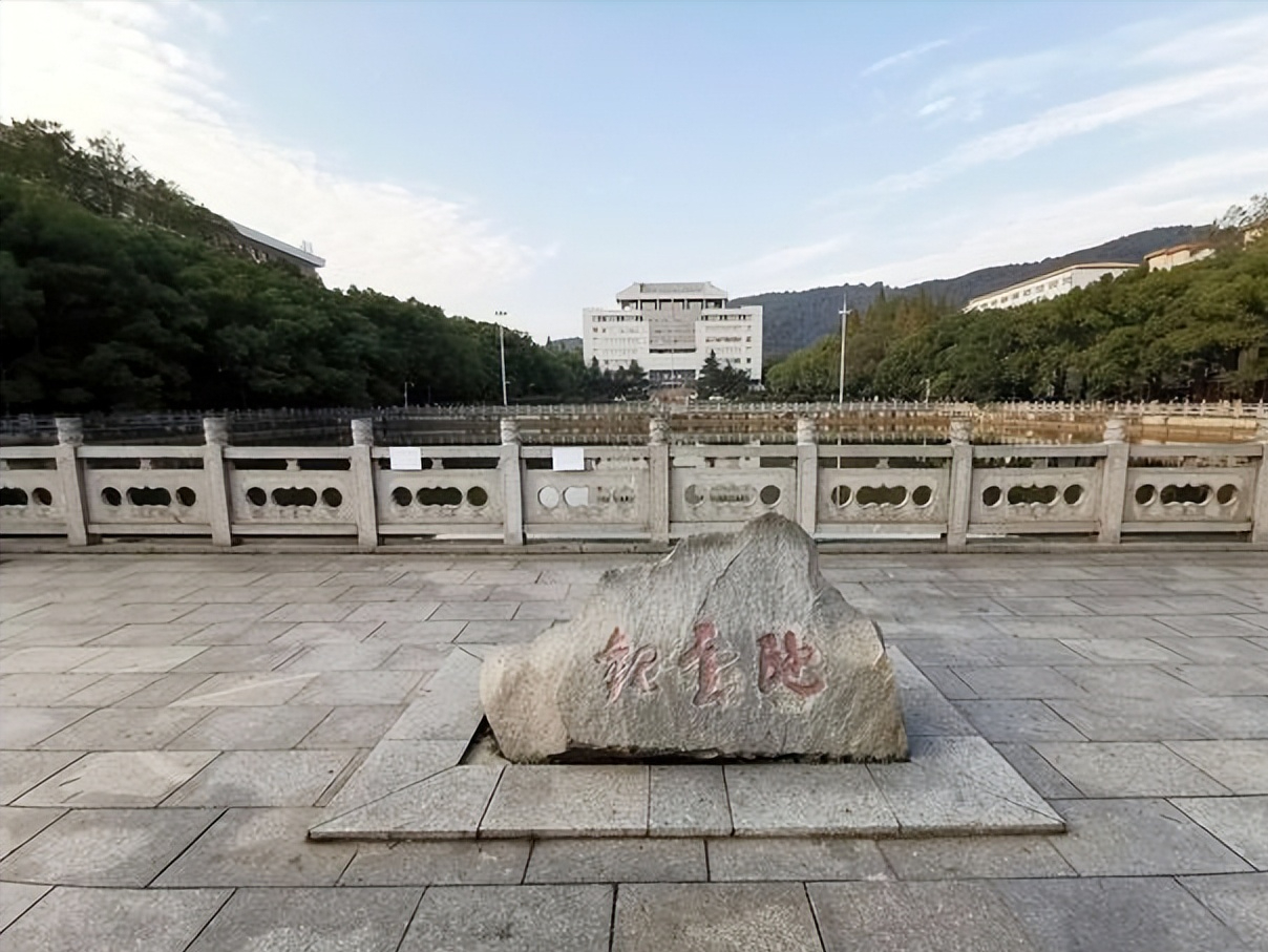 湖南省教育厅厅长(中南大学校长与湖南省教育厅厅长谁级别更高？)