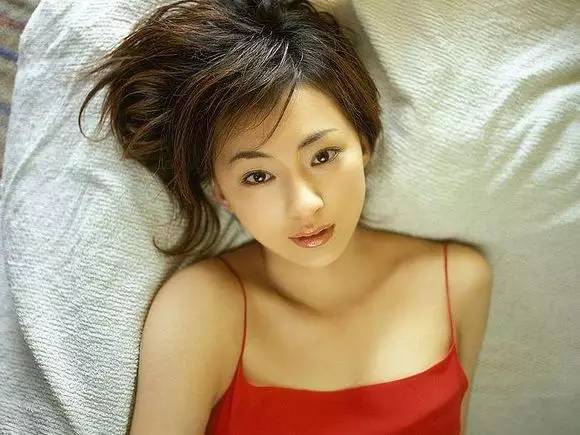 神田美穗(那些年，假面骑士剧场版里耀眼的美女)