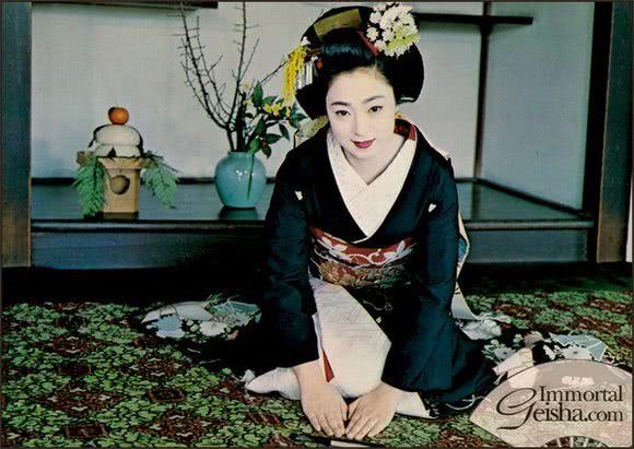 岩崎峰子(岩崎峰子：日本职业艺伎，一生传奇，50岁自传《艺妓回忆录》)