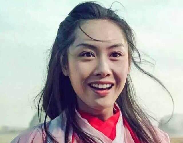 女神朱茵晒自拍(不老女神朱茵晒自拍“我爱笑，管他皱纹不皱纹！”)