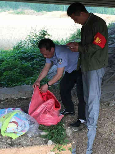 婴儿被弃爬满蚊虫(婴儿被弃爬满蚊虫满面红斑险丧命 网友怒骂其父母不是人)