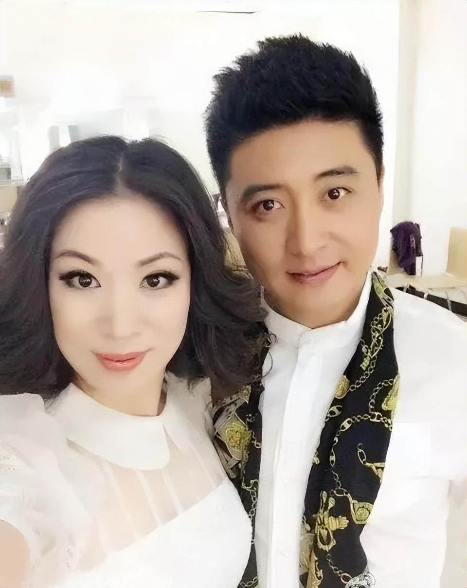 高明婷(相声演员周炜近况，妻子高明婷妆容精致，周炜的头发花白尽显沧桑)