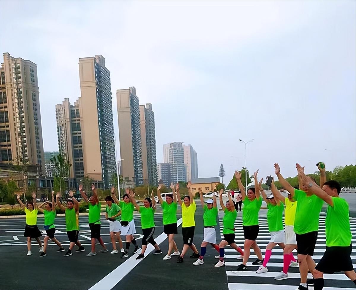 约会桑拿(“全民健身日”约会“桑拿天”南阳市民挥汗如雨坚持体育锻炼)