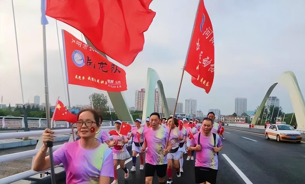 约会桑拿(“全民健身日”约会“桑拿天”南阳市民挥汗如雨坚持体育锻炼)