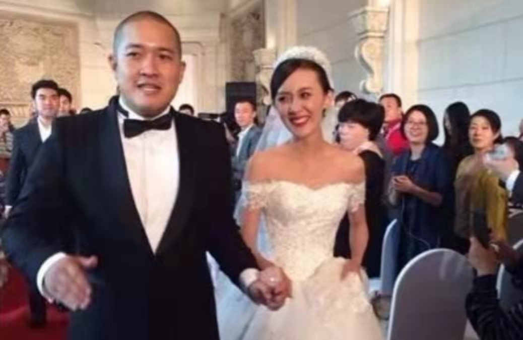 张丰毅老婆霍凡(霍凡：嫁给大12岁张丰毅，结婚28年却不要孩子，她到底图什么？)