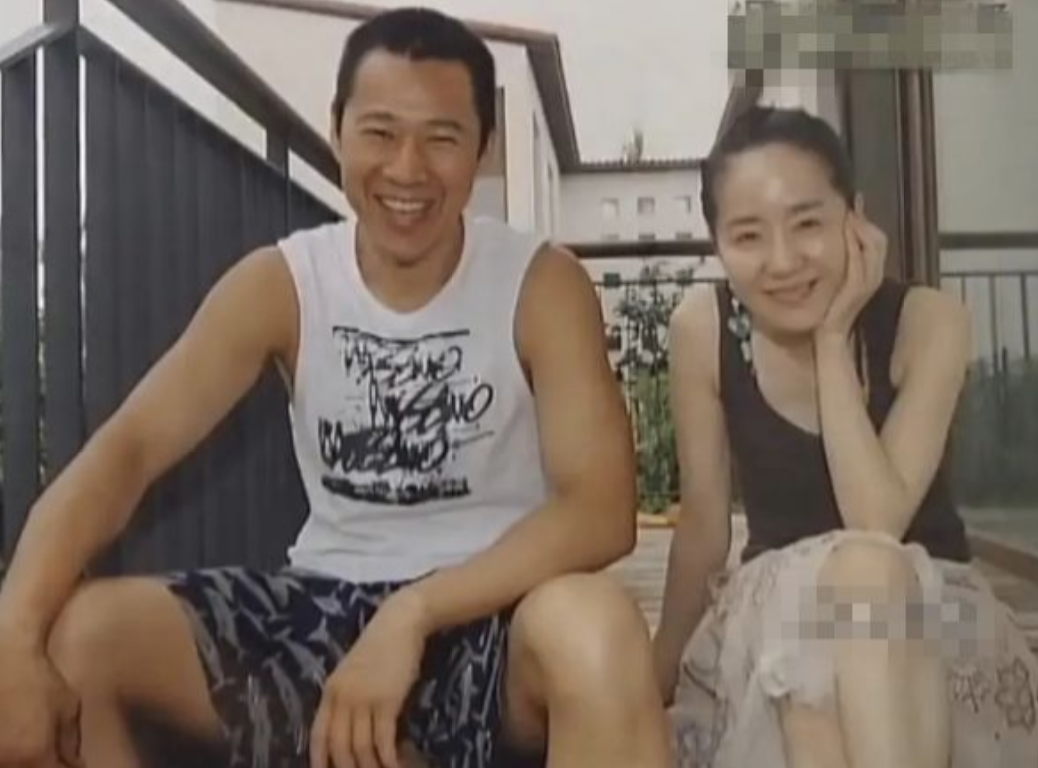 张丰毅老婆霍凡(霍凡：嫁给大12岁张丰毅，结婚28年却不要孩子，她到底图什么？)