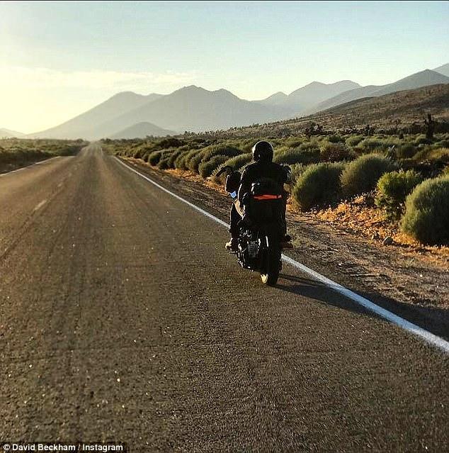 贝克汉姆的摩托车(贝克汉姆骑摩托车遇疯狂女球迷 小贝脾气好签名签在其屁股上)