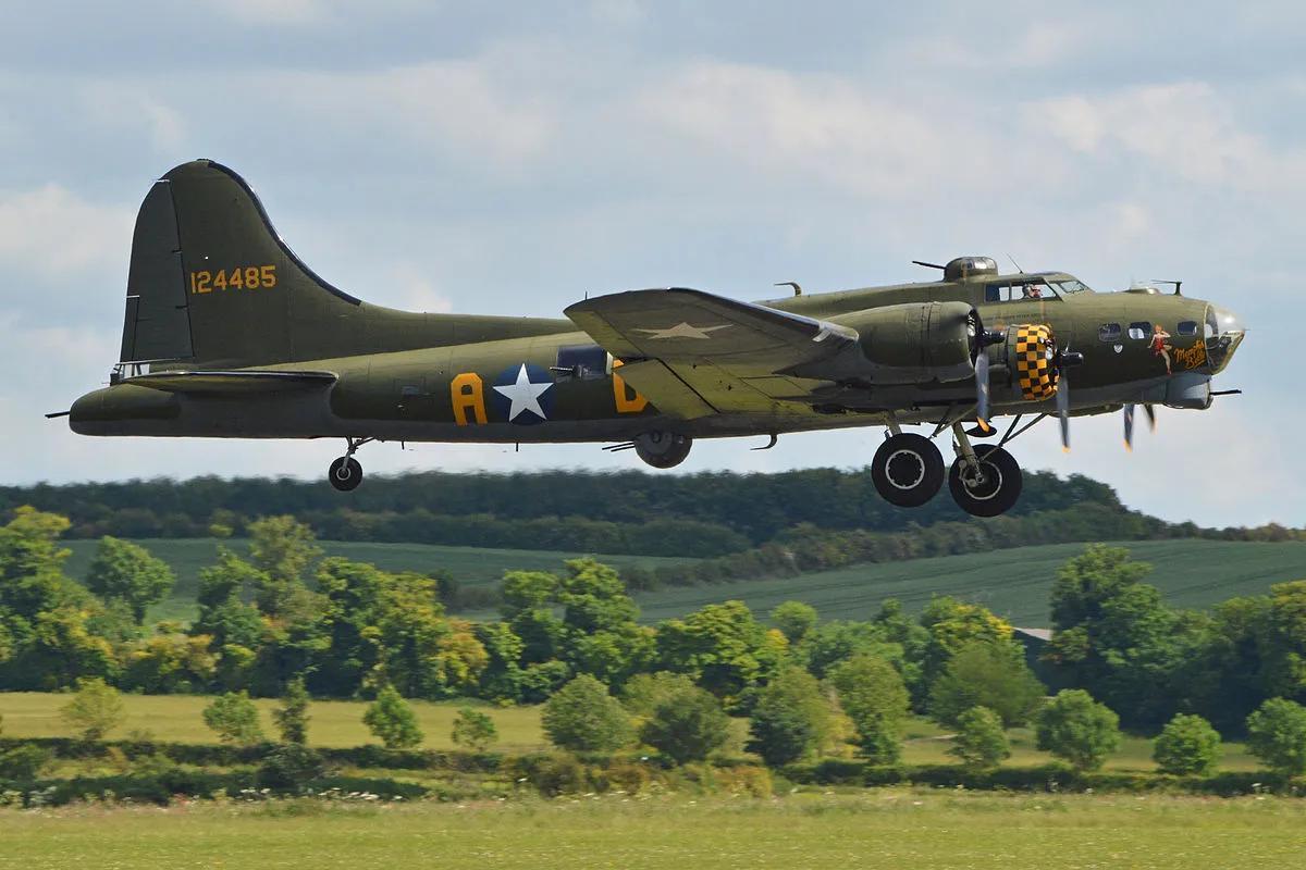 空中轰炸机(B-17“空中堡垒”轰炸机彩色图集（140图）)