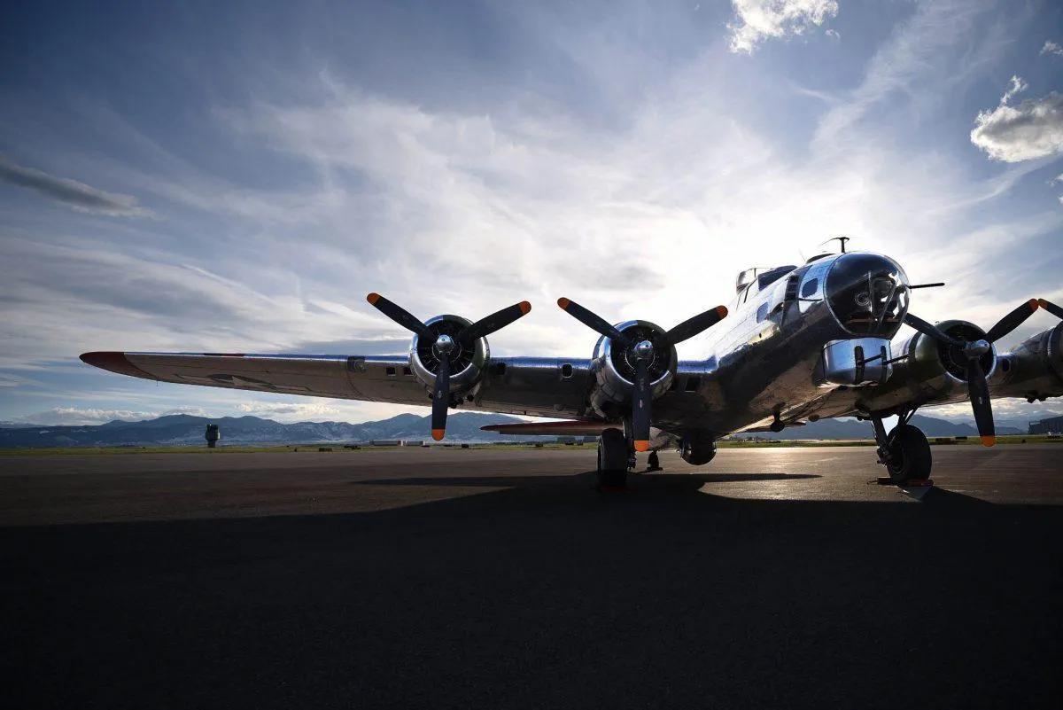 空中轰炸机(B-17“空中堡垒”轰炸机彩色图集（140图）)