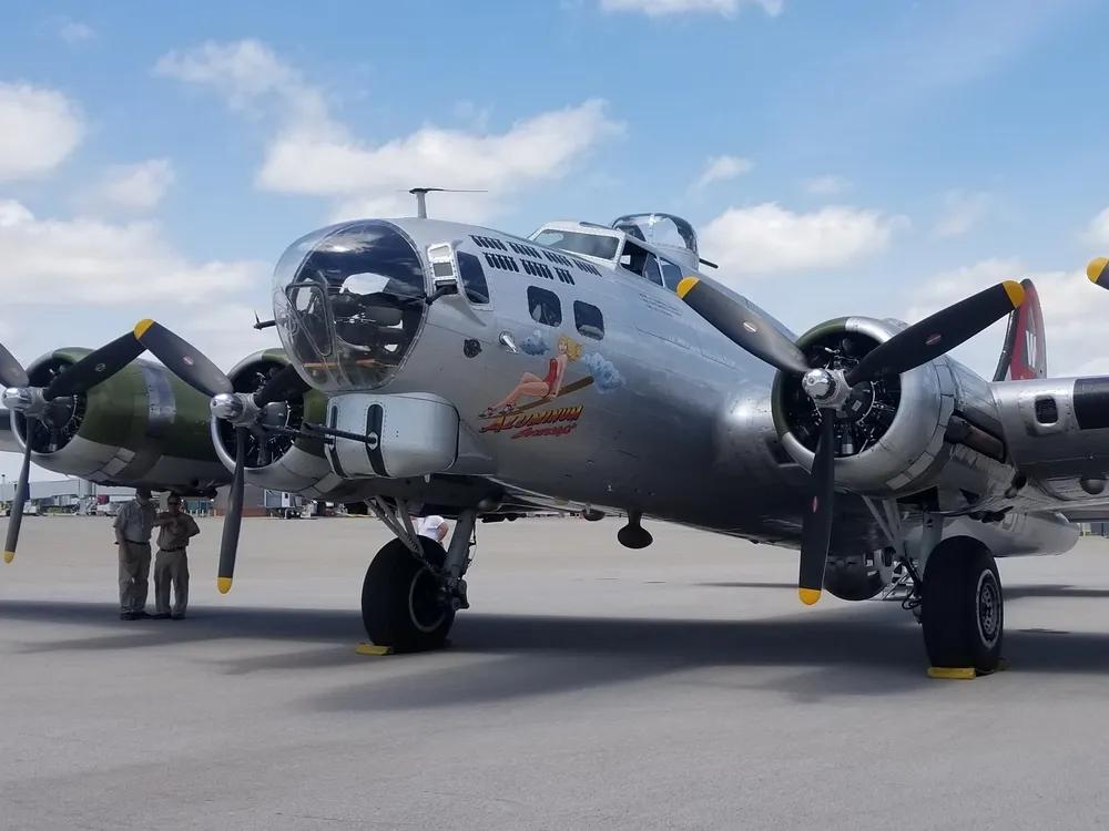 空中轰炸机(B-17“空中堡垒”轰炸机彩色图集（140图）)