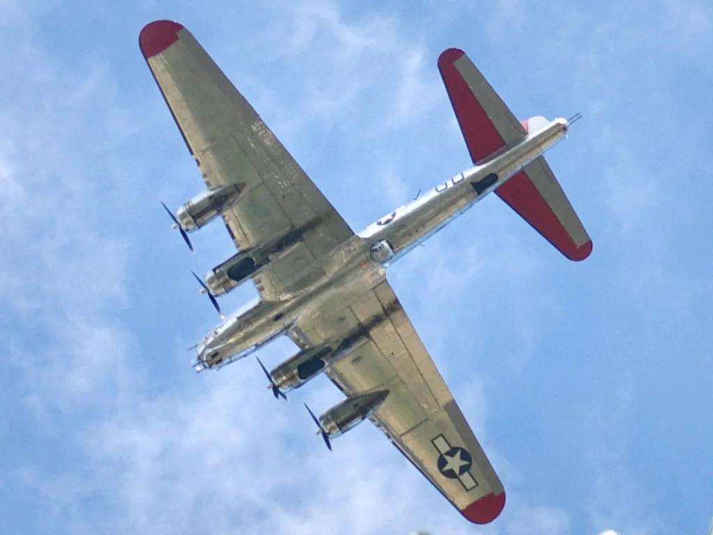 空中轰炸机(B-17“空中堡垒”轰炸机彩色图集（140图）)