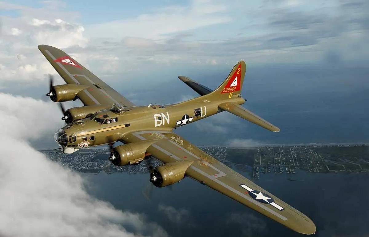 空中轰炸机(B-17“空中堡垒”轰炸机彩色图集（140图）)