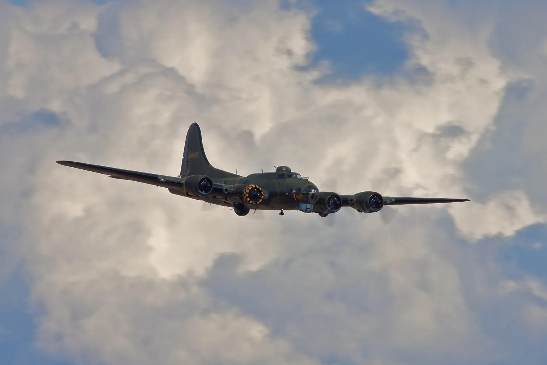 空中轰炸机(B-17“空中堡垒”轰炸机彩色图集（140图）)