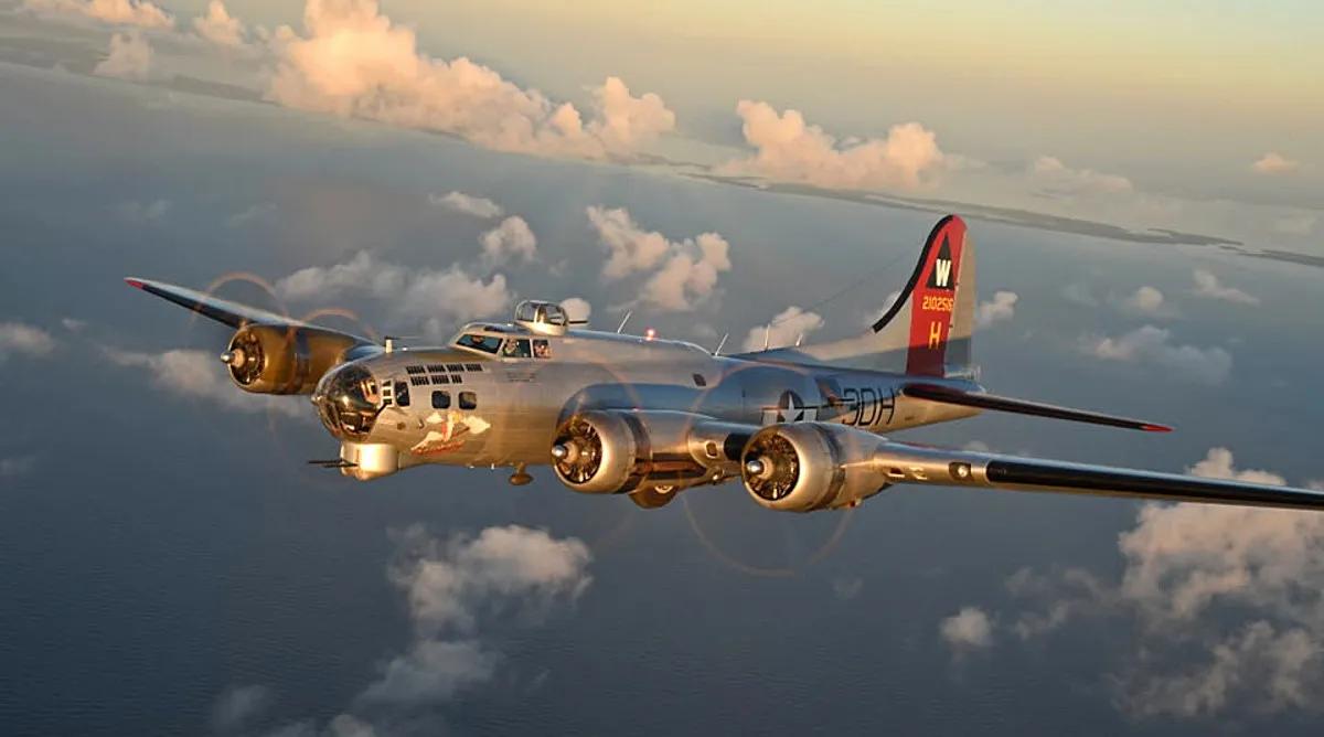 空中轰炸机(B-17“空中堡垒”轰炸机彩色图集（140图）)