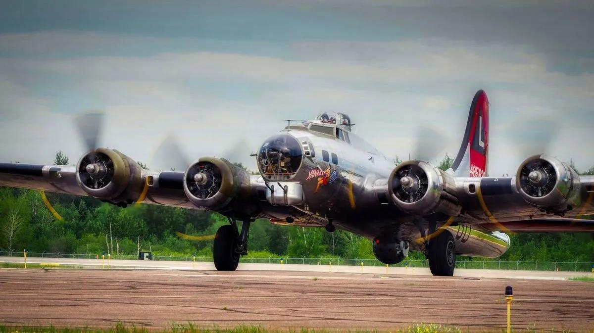 空中轰炸机(B-17“空中堡垒”轰炸机彩色图集（140图）)