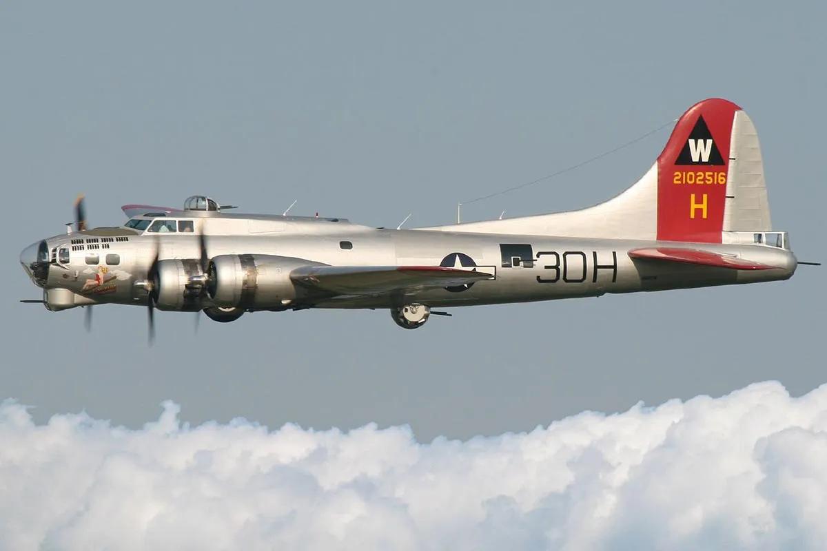 空中轰炸机(B-17“空中堡垒”轰炸机彩色图集（140图）)