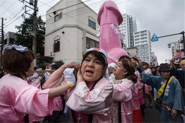 全世界前十流氓的节日：裸体节最奇葩（睾丸烹饪节最变态）