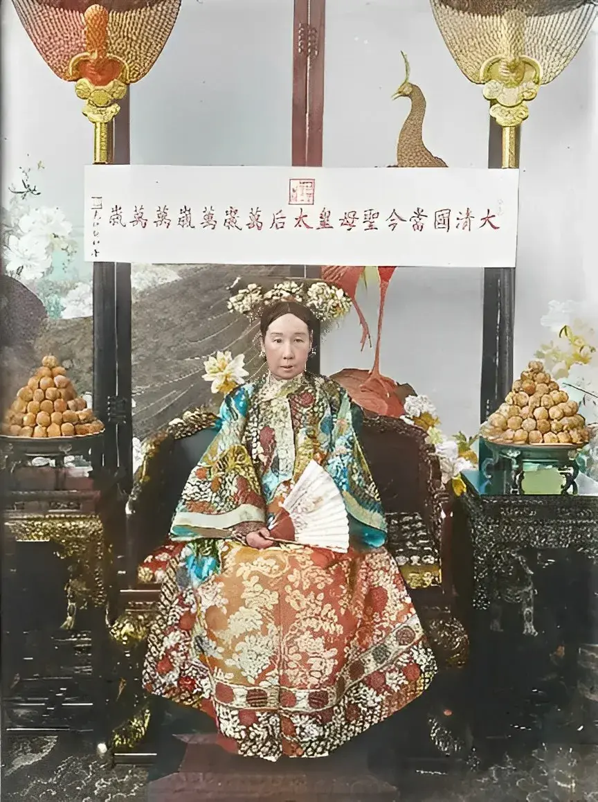 清朝末年满族(清末上色老照片：一脸娇羞的满族少女，纨绔子弟在酒桌上玩行酒令)