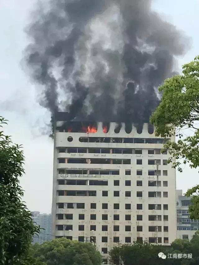 南昌八一广场火灾视频(南昌八一广场附近，一高楼突发大火！现场图惊人)