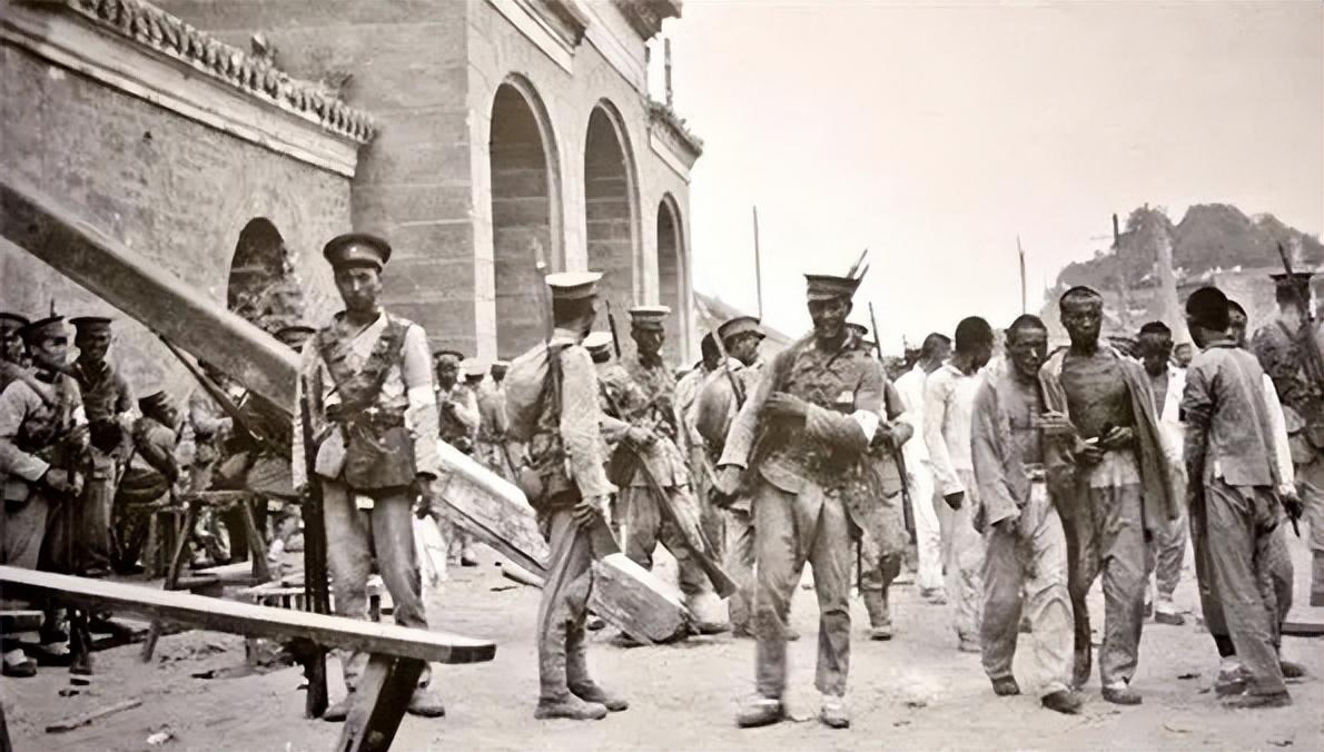 1915年，军阀王德庆娶了15岁的少女当小妾，2年后王德庆身亡