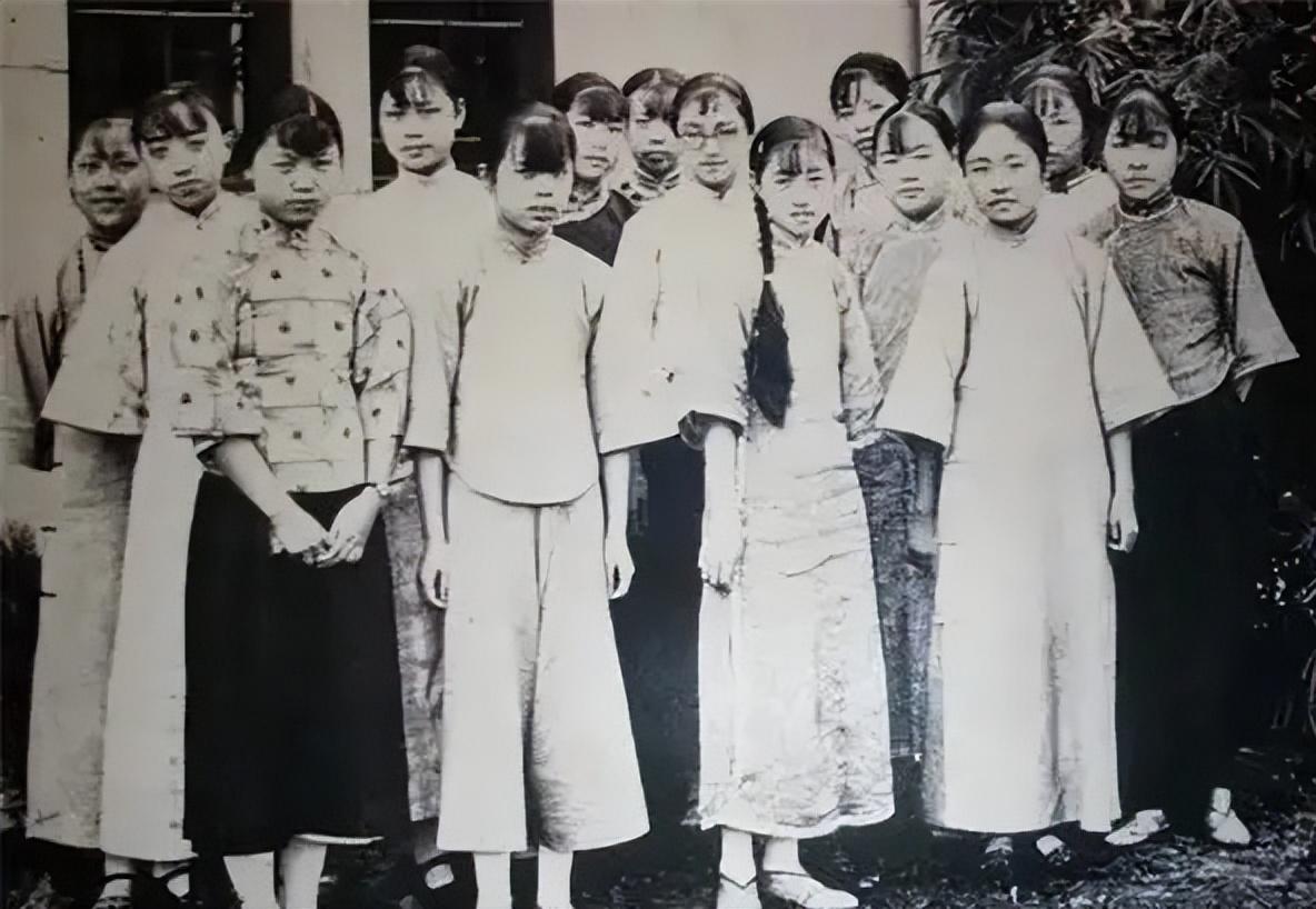 1915年，军阀王德庆娶了15岁的少女当小妾，2年后王德庆身亡