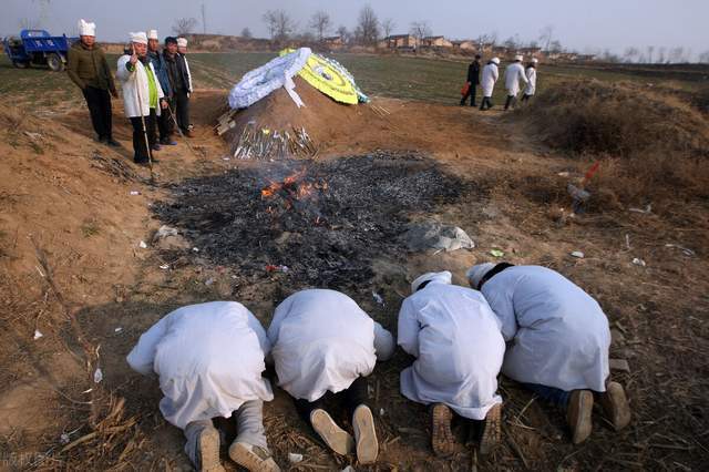 历史上中国死了那么多人都土葬，为什么没感觉有那么多坟墓？